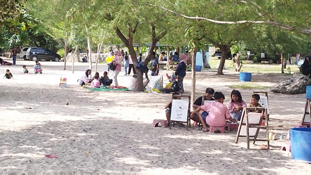 Libur Lebaran, Kunjungan Wisata di Pantai Ai Lemak Melonjak