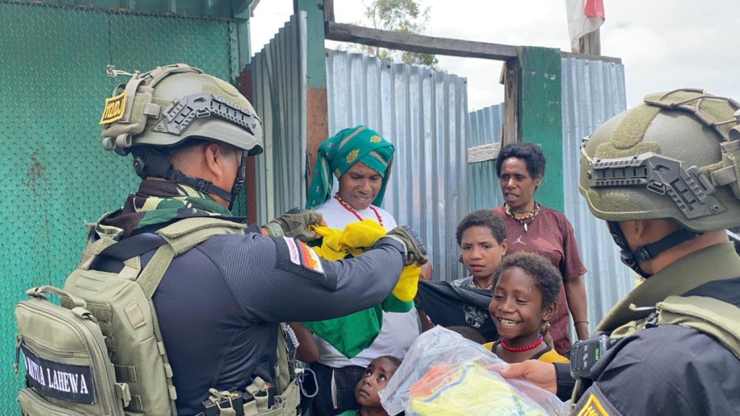Satgas Yonif 112/DJ Gelar Aksi Sosial dan Komunikasi Sosial di Kampung 55, Pruleme, Papua Tengah