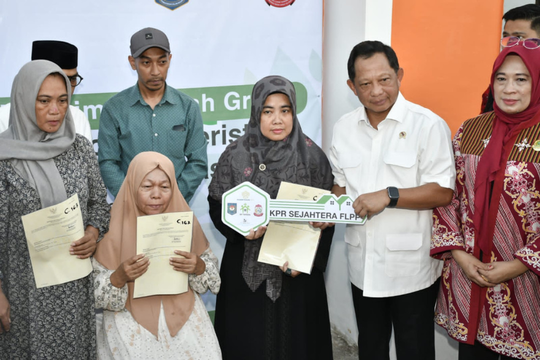 Pemerintah Serahkan Rumah Subsidi Gratis untuk Keluarga Korban Aksi Massa Makassar