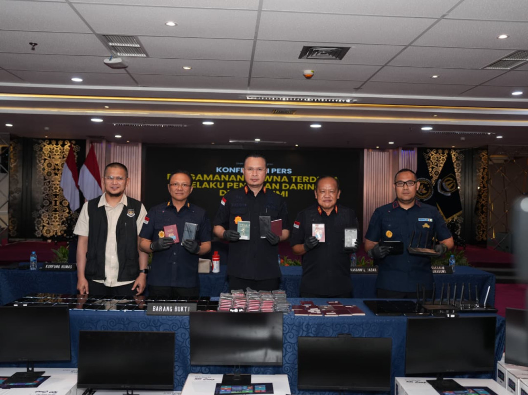 Imigrasi Bongkar Sindikat Love Scamming WNA di Sukabumi, 16 Orang Diamankan