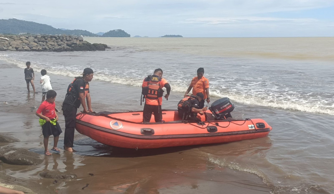 2 Bocah SD Hilang Terseret Ombak di Pantai Ujung Karang Padang