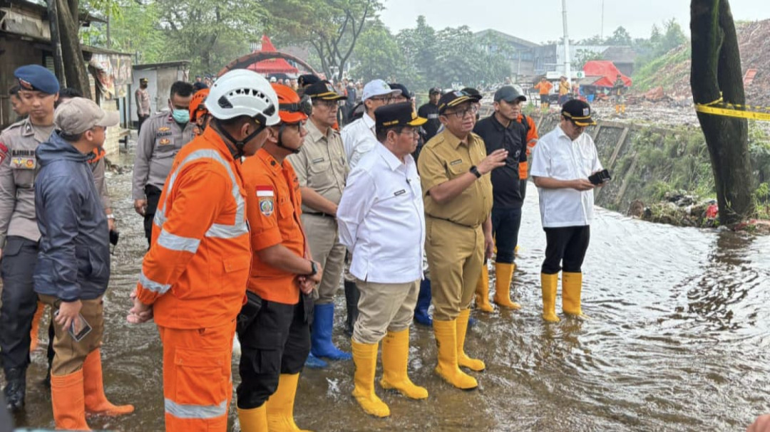 Tinjau Longsor TPST Bantargebang, Pramono Minta Normalisasi Sungai Ciketing