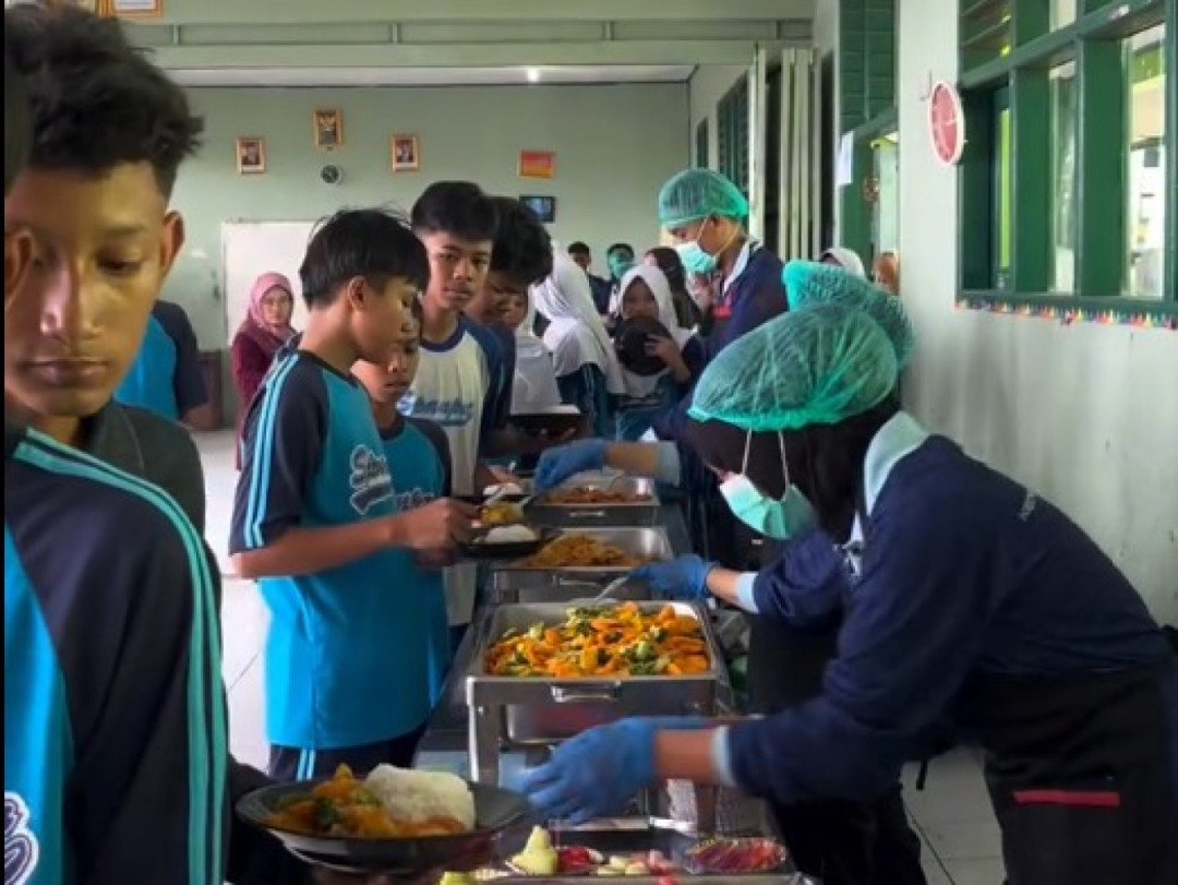 Gaya Baru Penyajian Makan Bergizi Gratis di Kota Sukabumi, Siswa Antusias Nikmati Menu Prasmanan