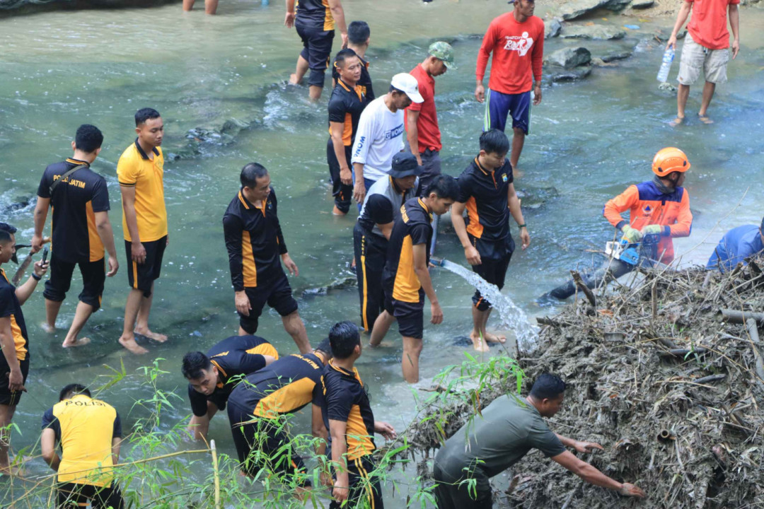 Cegah Banjir, Polres Ngawi Bersihkan Total Aliran Sungai Purba