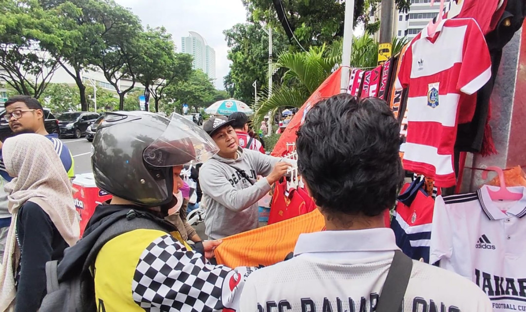 Jelang Laga HUT Persija, Penjual Jersey di Senayan Raup Berkah Antusias Jakmania