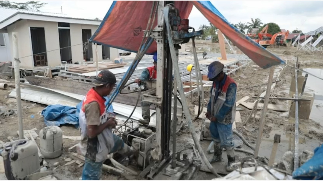 Gotong Royong Tukang Sumur di Huntara Aceh