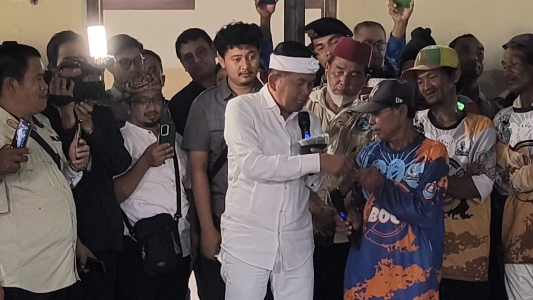 KDM Beri Kompensasi Rp1,4 Juta untuk Tukang Becak Pantura Cirebon