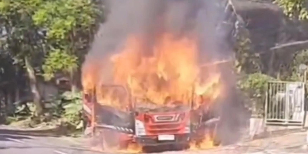 Minibus Rombongan Wisatawan Terbakar di Jember, 21 Penumpang Selamat