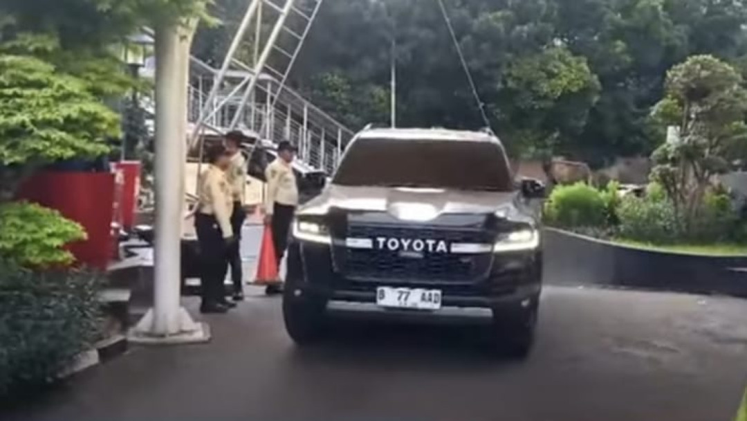 KPK Sita Land Cruiser dari Rumah Bupati Bekasi Ade Kuswara