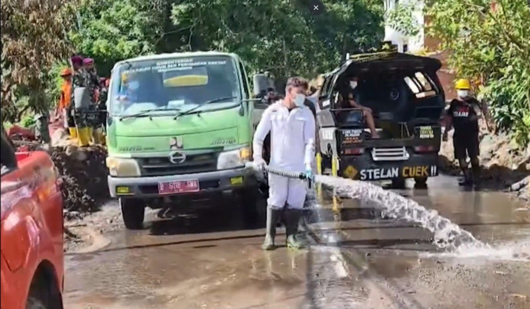 PDAM Sitaro Lakukan Penyiraman Jalan di Lokasi Bencana Siau