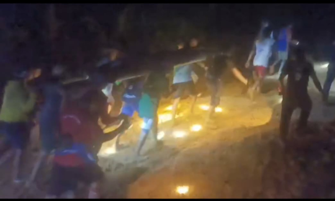 Jalan Rusak di Perbatasan, Warga Senutul Tandu Jenazah Satu Jam