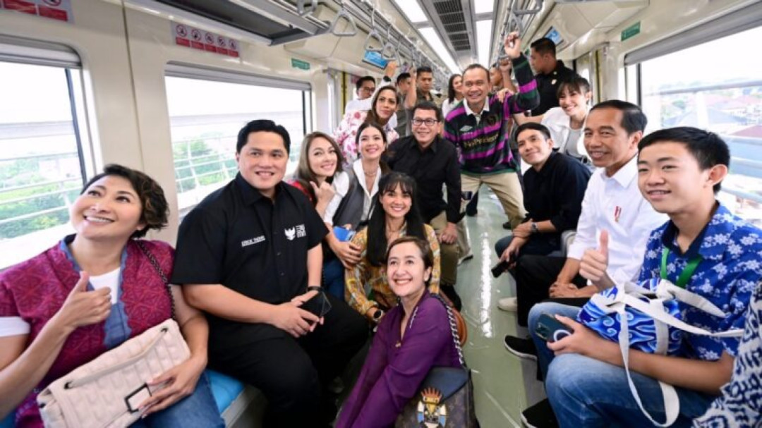 Presiden Jokowi Jajal LRT Bersama Para Penggiat Seni