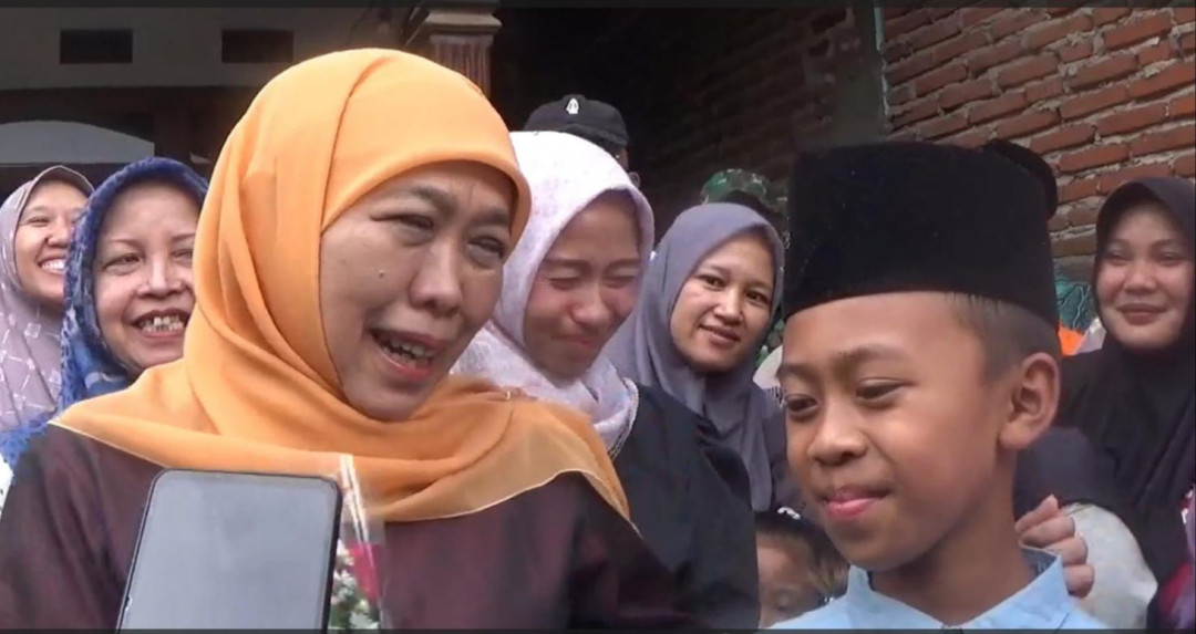 Gubernur Khofifah Wujudkan Cita-Cita Nanda dengan Hadiah Sepasang Sapi