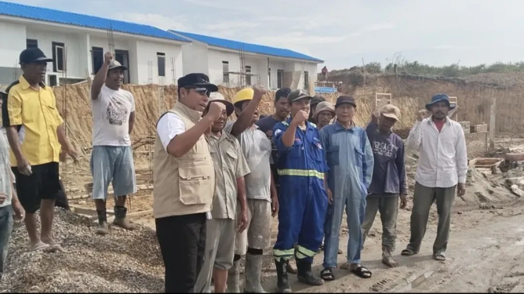 Jelang May Day 2026, Bupati Taput Sapa dan Semangati Para Pekerja Huntap