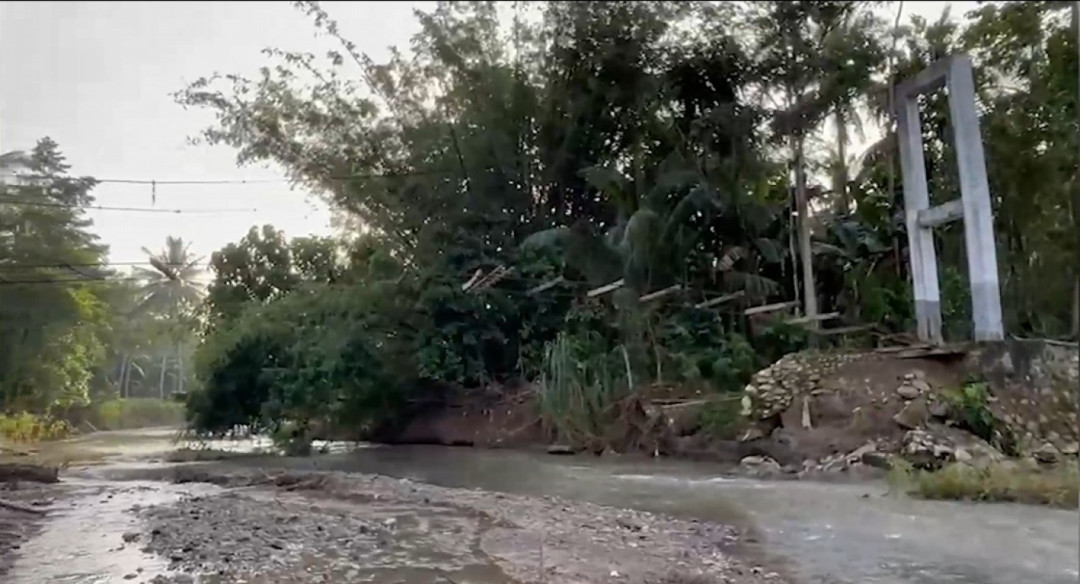 Brimob Bantu Siswa Seberangi Sungai di Gorontalo