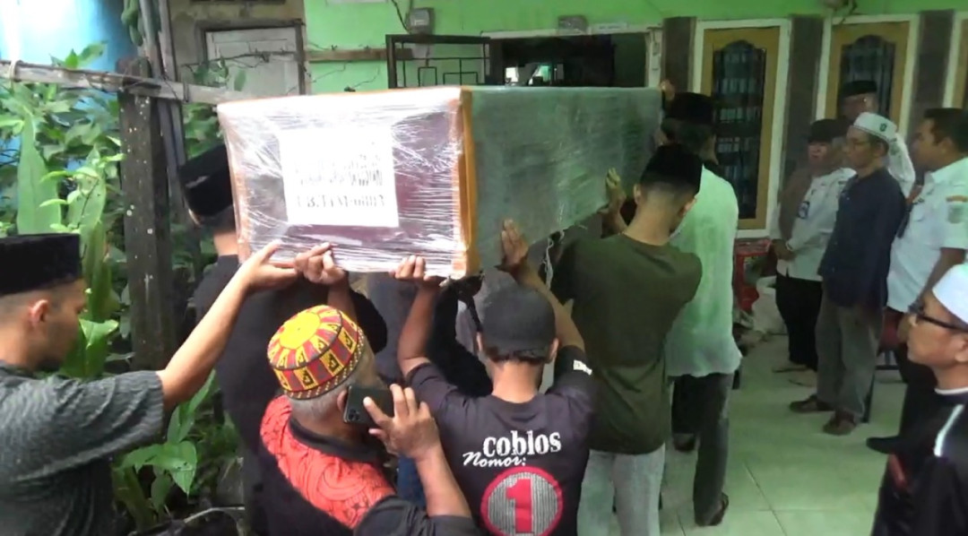 Suasana Duka Selimuti Pemakaman Korban Asal Jambi dalam Kecelakaan KAI di Bekasi