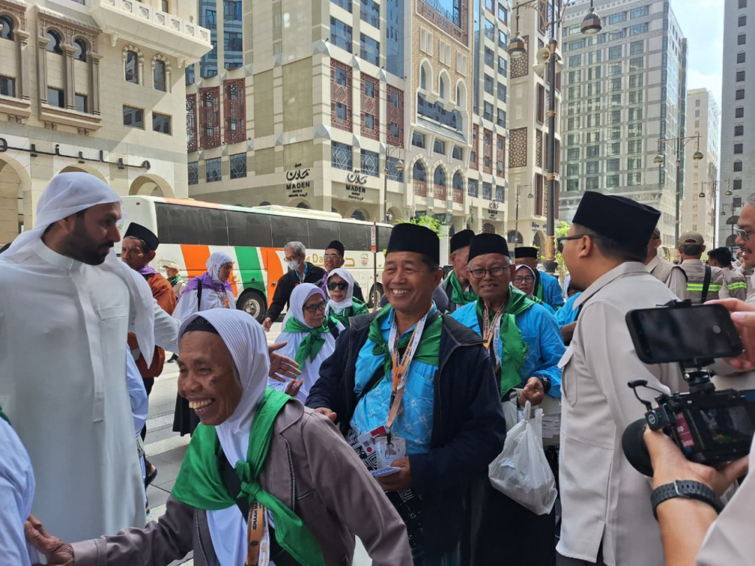 Ribuan Jemaah Haji RI Tiba di Madinah, Akses Masjid Nabawi Hanya 50 Meter 