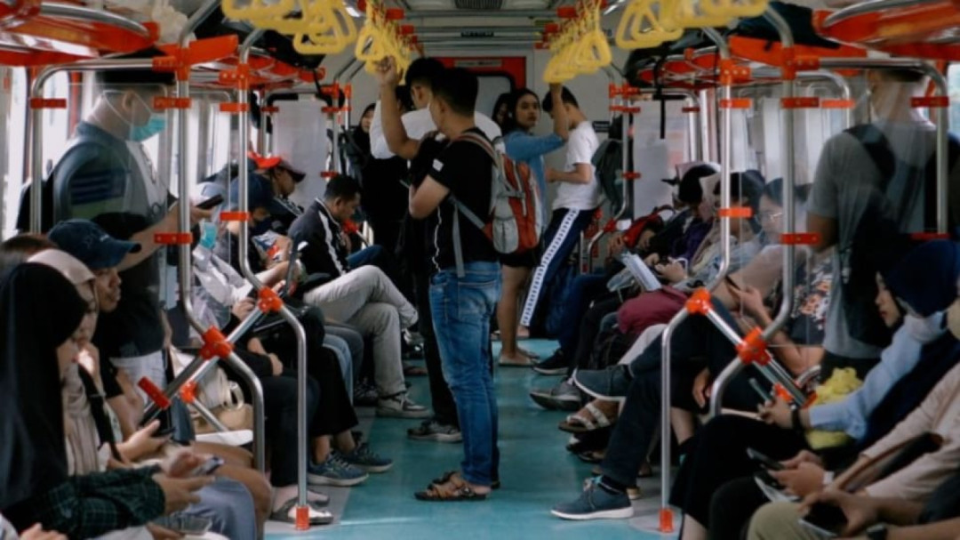 KAI Commuter Berlakukan Kebijakan Berbuka Puasa di KRL Selama Ramadan