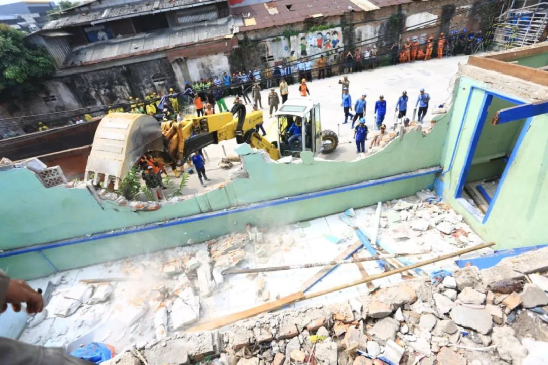 KAI Daop 1 Jakarta Tertibkan 37 Bangunan Liar di Jalur Rel Kampungbandan–Angke