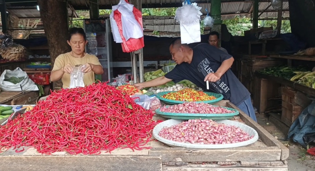 Harga Cabai Merah Keriting di Pasar Mentok Turun Drastis Pascaleberan