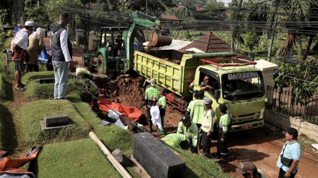 Tembok TPU Jeruk Purut Roboh Akibat Longsor, 12 Jenazah Dipindahkan