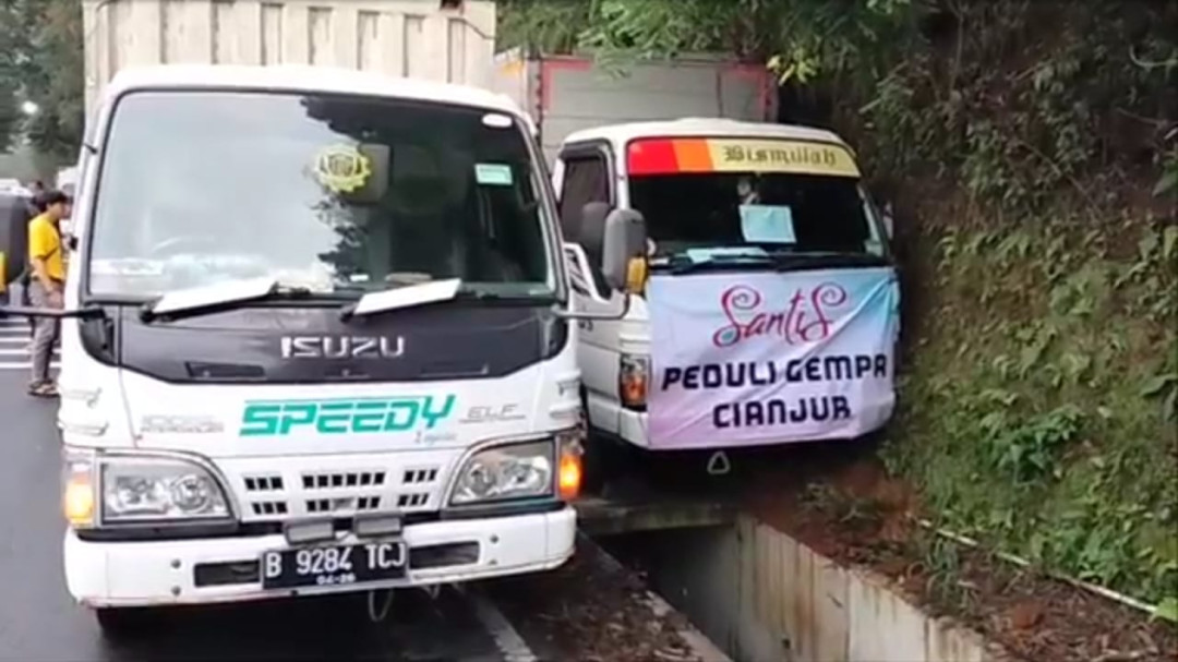 Truk Pengangkut Bantuan Logistik Korban Gempa Cianjur Tabrak Tebing 