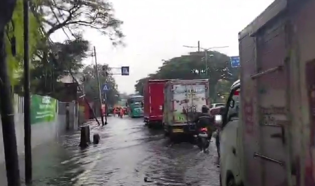 Genangan di Daan Mogot Hambat Lalu Lintas