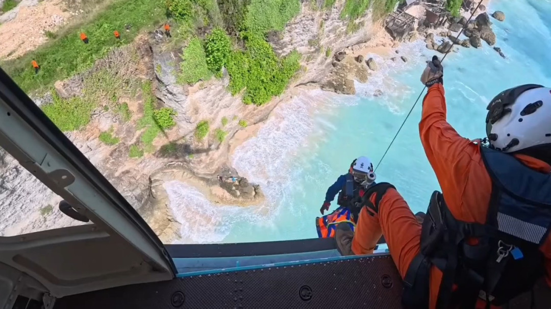 Dua Wisatawan Rusia Dievakuasi Dramatis dari Tebing Pantai Cemongkak