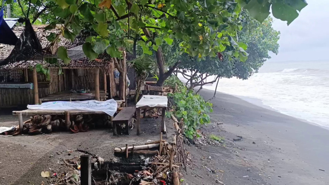 Pedagang Pantai Montong Pal Berharap Pemerintah Bangun Tanggul Laut