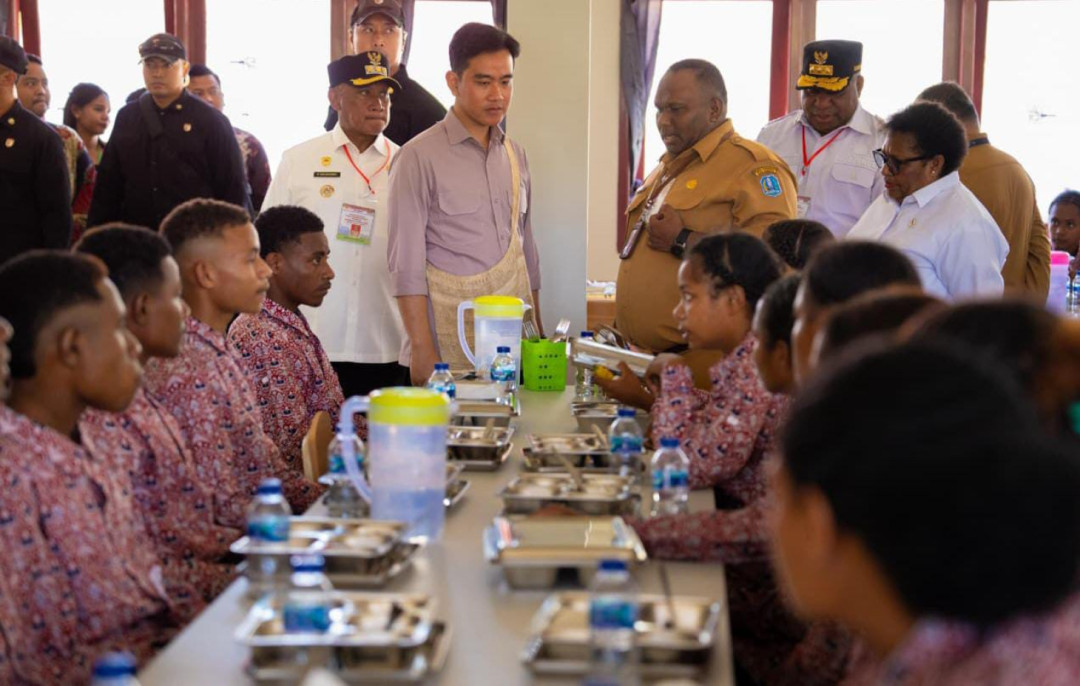 Wapres Gibran di Biak: Tinjau Sekolah Rakyat hingga Serahkan Sembako di Pasar Ikan