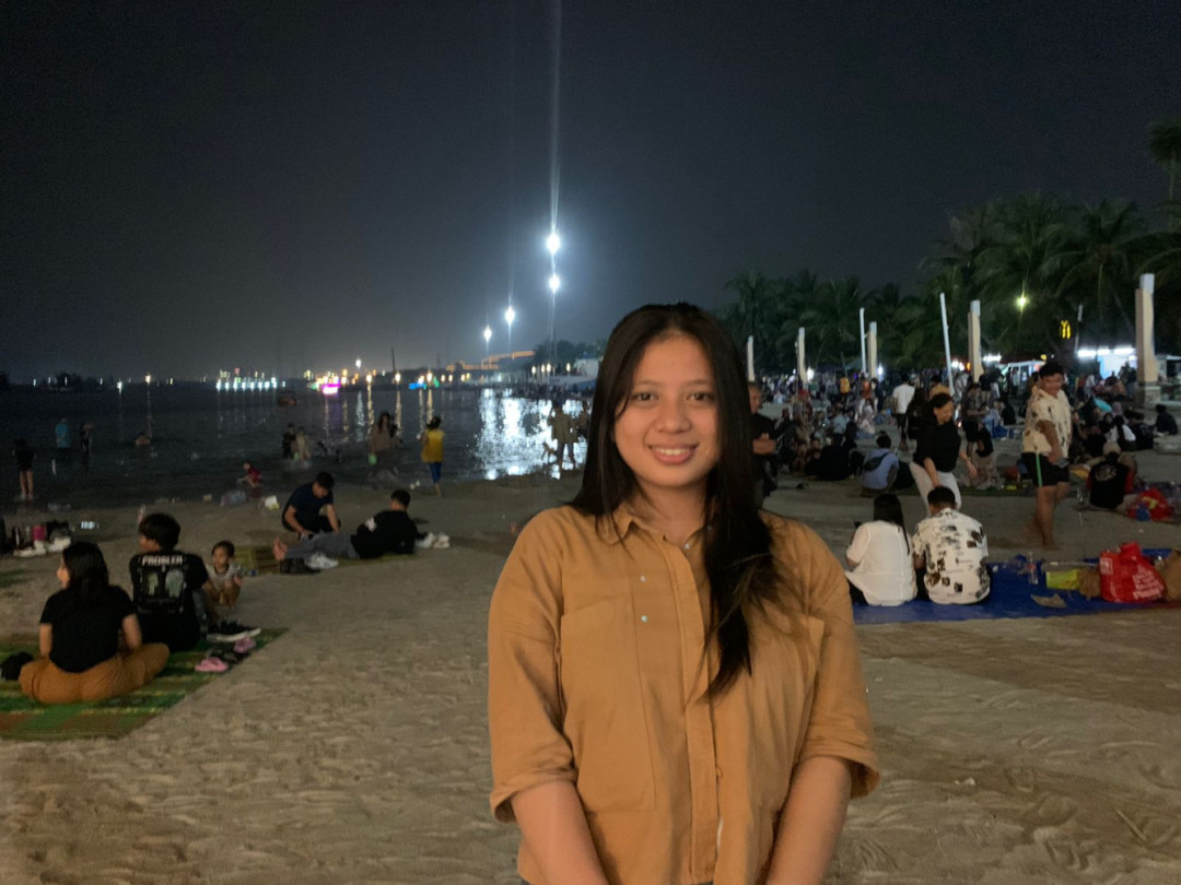 Manfaatkan Program Tiket Gratis Masuk Ancol, Kawasan Pantai Terus Dipadati Pengunjung Hingga Malam Hari