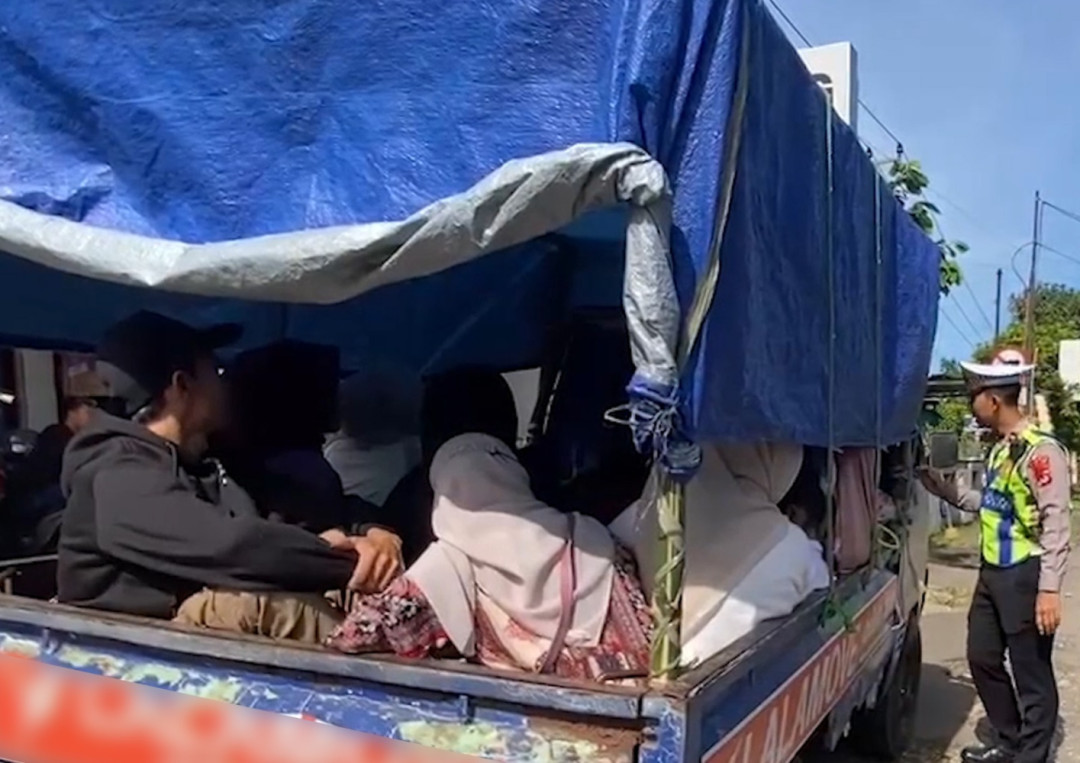 Angkut Penumpang, Sejumlah Mobil Bak Terbuka Diberhentikan Petugas