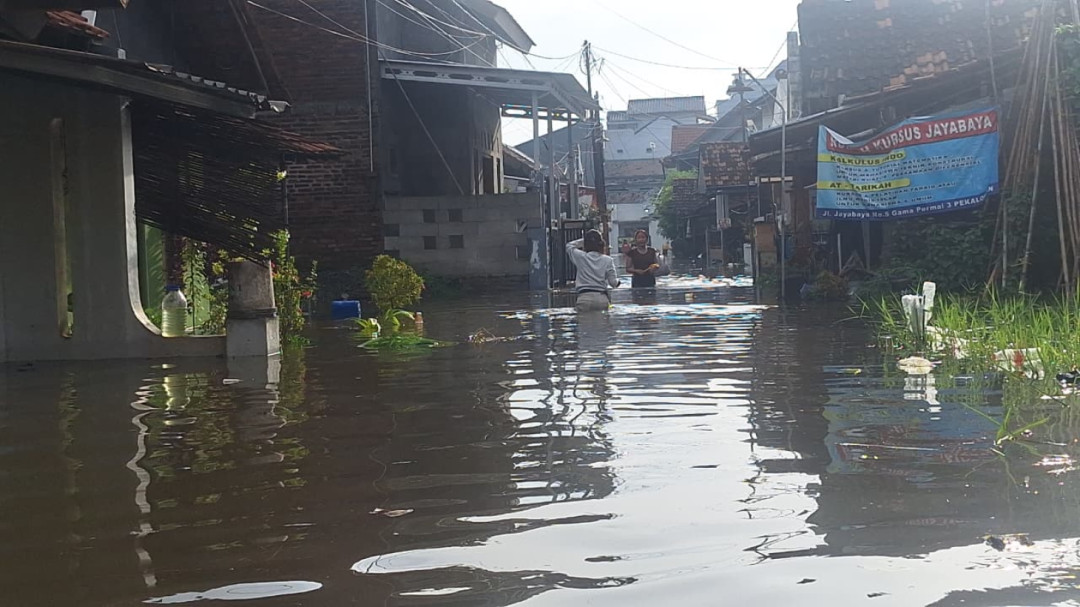 Diguyur Hujan Sejak Malam, Banjir Rendam Pekalongan hingga 1,5 Meter