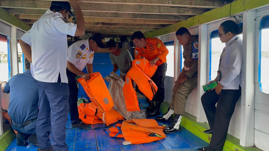 Tim Angkutan Lebaran Periksa Keselamatan Kapal di Pelabuhan Rakyat Banggai Laut