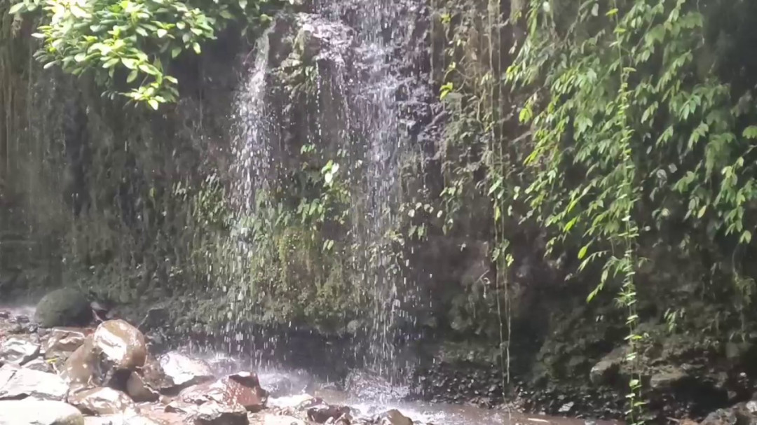 Pesona Air Terjun Gerodogan Goa Lawah