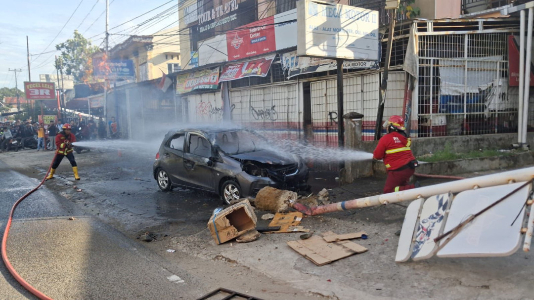 Mobil Hangus Terbakar di Koto Tangah Padang, Pemilik Melarikan Diri