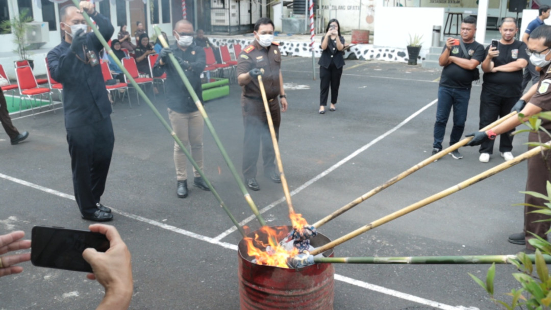 Kejari Minut Musnahkan Barang Bukti 11 Perkara