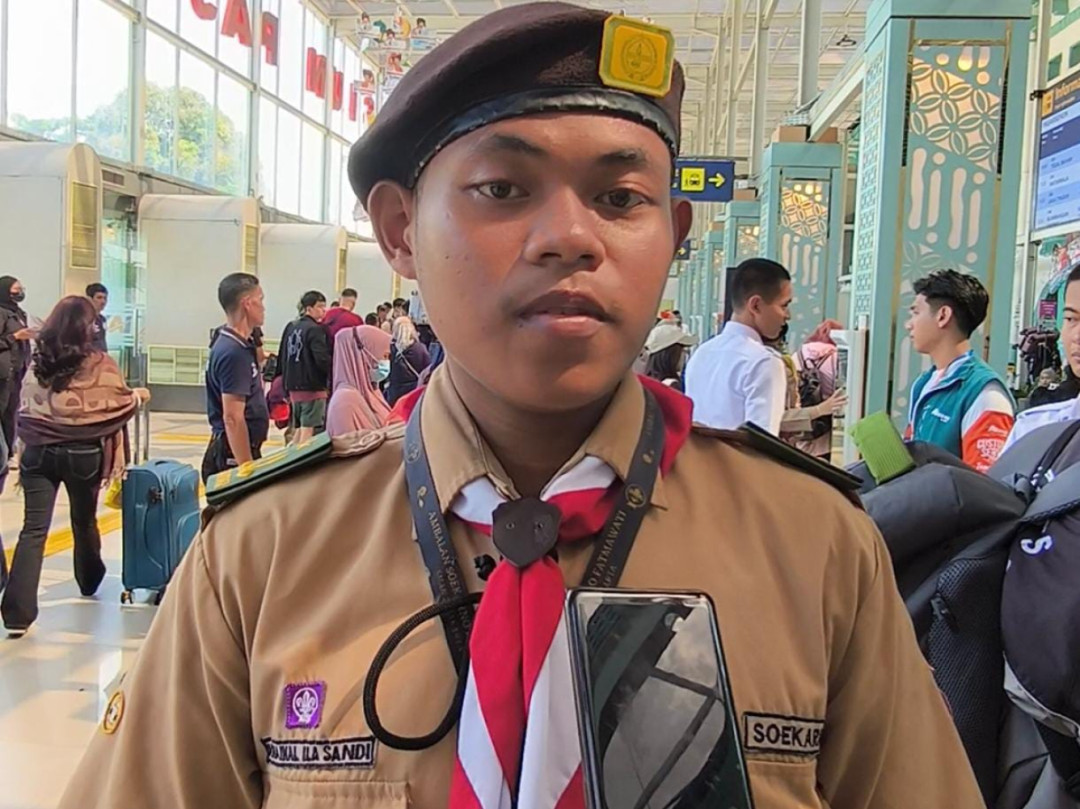 Relawan Muda di Libur Lebaran: Kisah Haikal Anak Pramuka Bantu Urusan Tiket di Stasiun Pasar Senen