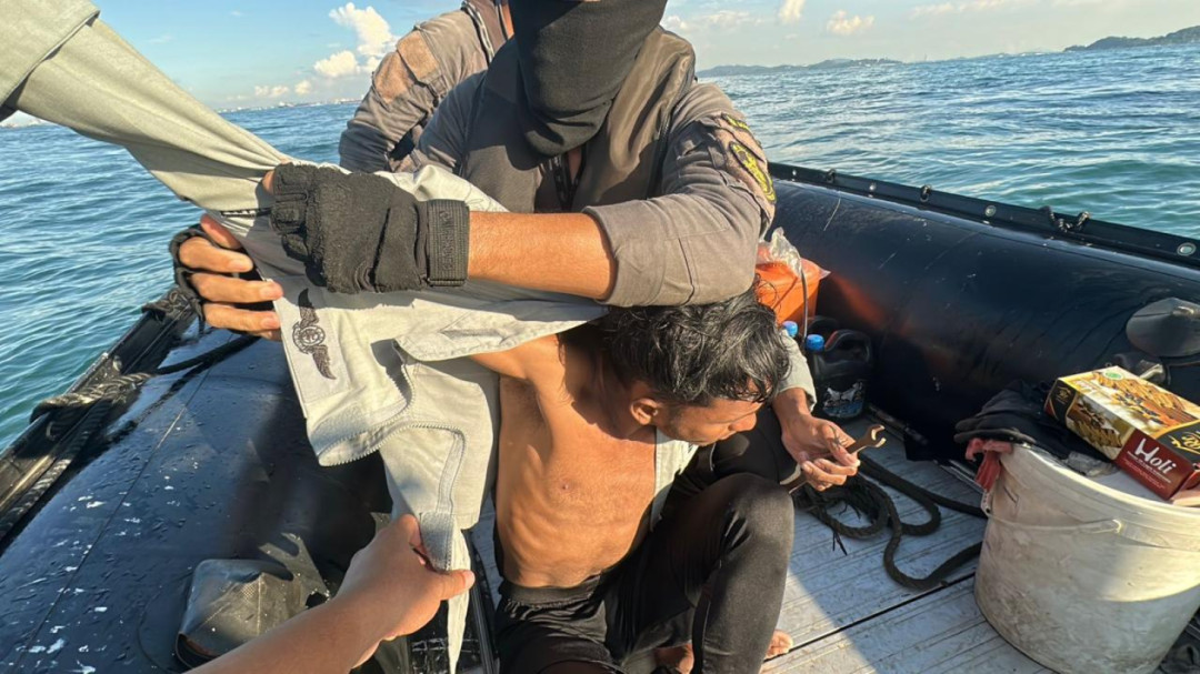 Bakamla RI Evakuasi 3 Nelayan Yang Tenggelam Dihantam Ombak di Perairan Batam