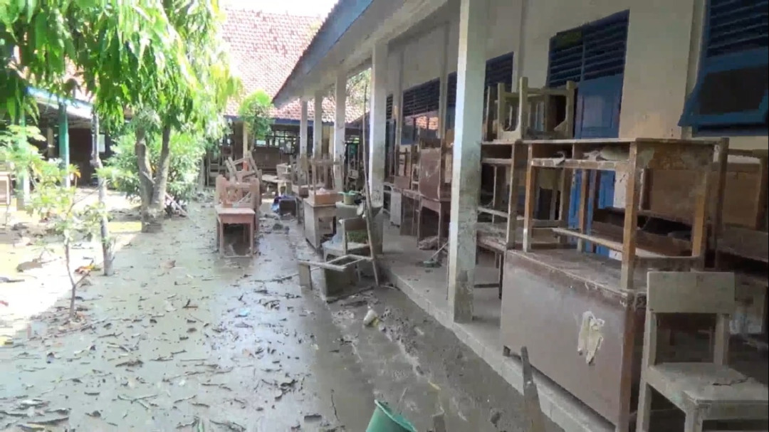 Sekolah Penuh Lumpur Pasca Banjir, Kegiatan Belajar Dilakukan Daring