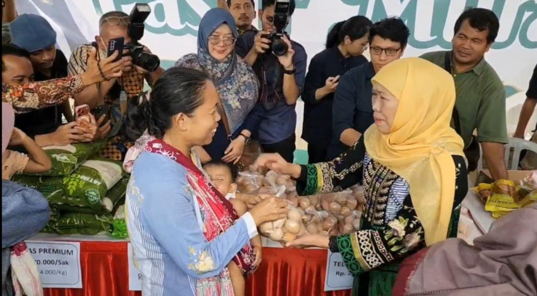 Khofifah Tinjau Pasar Murah di Bojonegoro, Harga Sembako Dijual di Bawah Pasaran