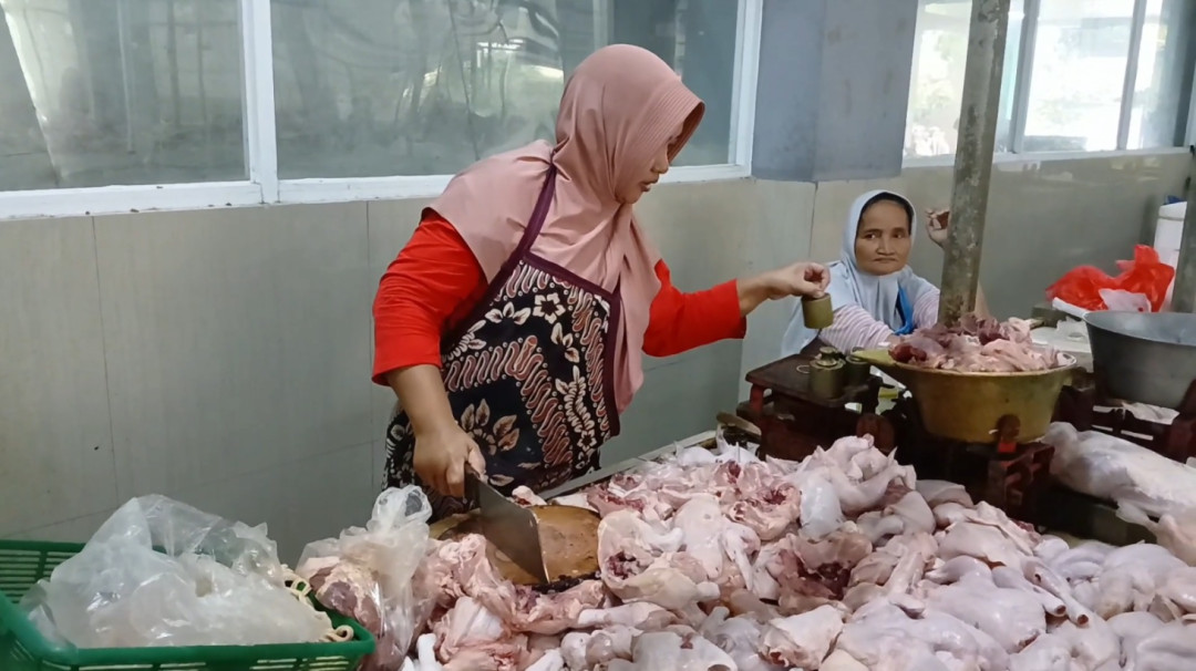 Meski Harga Naik, Permintaan Daging Ayam Ras di Pasar Prawirotaman Yogyakarta Tetap Tinggi
