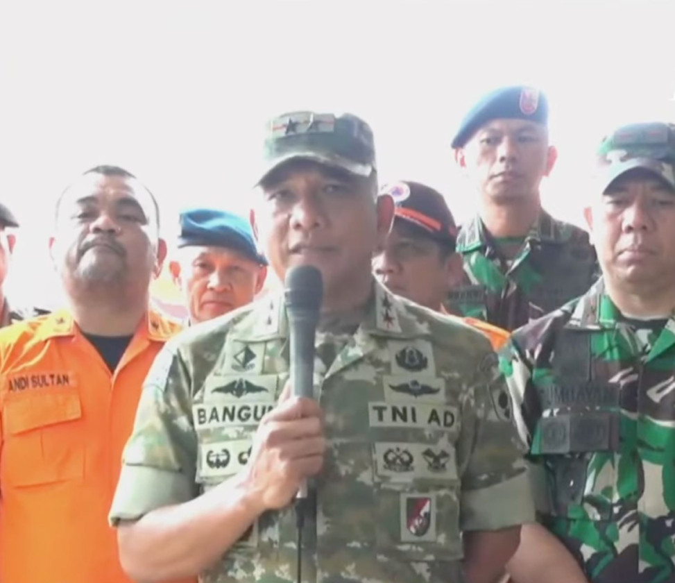 Satu Korban Pesawat ATR 42-500 Masuk Kantong Jenazah, Dievakuasi dengan Jalan Kaki