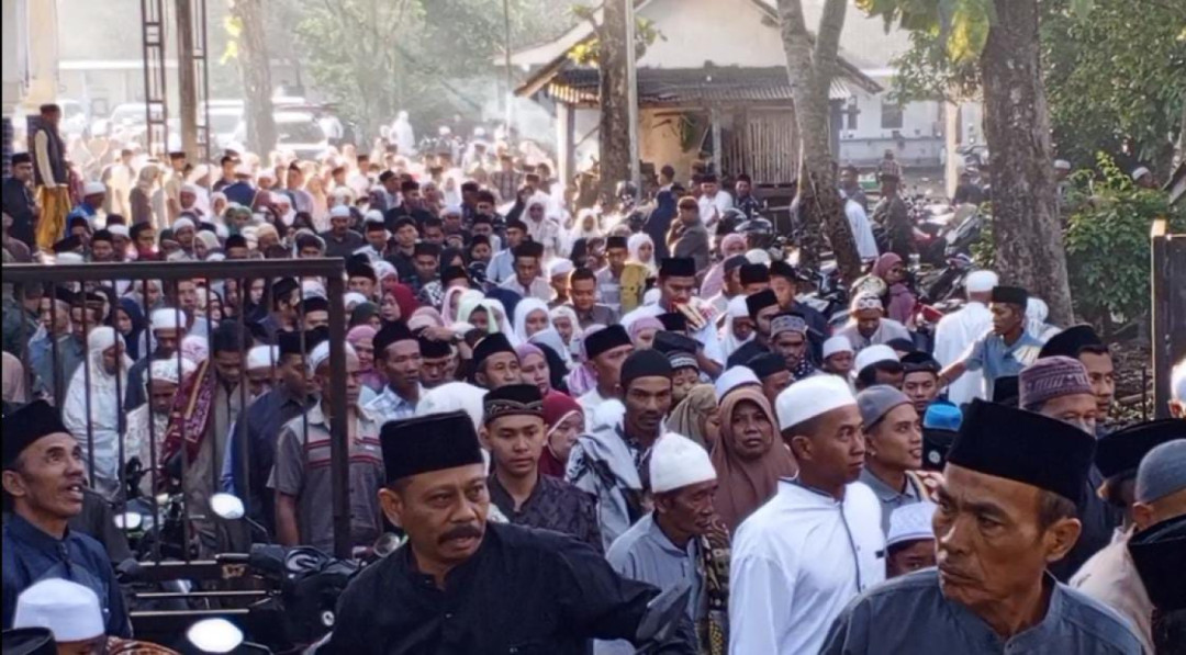 Ribuan Warga di Suger Kidul Jember Rayakan Lebaran Lebih Awal