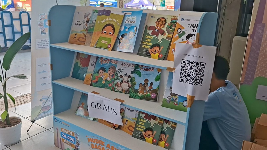 Kemendikdasmen Berbagi Buku Bacaan Gratis di Terminal Kampung Rambutan