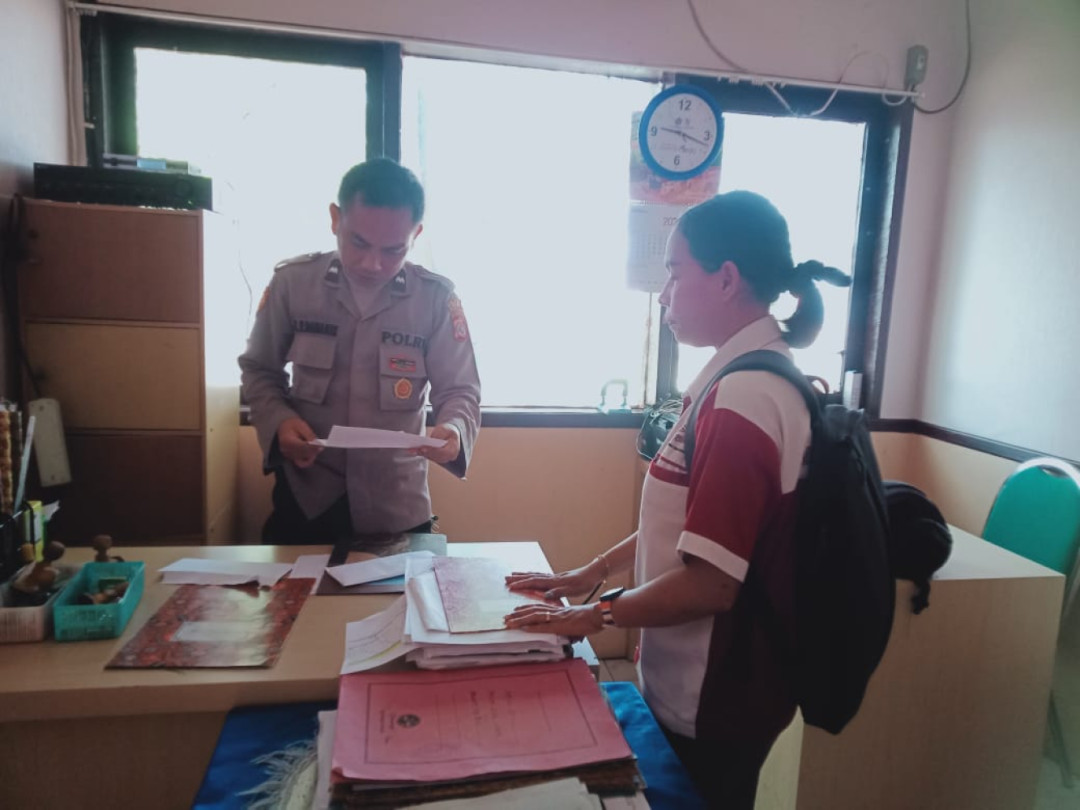 Guru Honor SMK Negeri 1 Larantuka Adukan Kepsek ke Kapolres