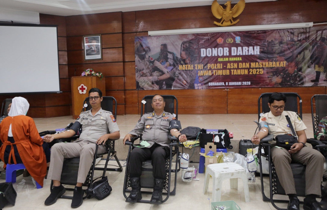 TNI dan Polri Gelar Bakti Sosial Donor Darah di PMI Surabaya