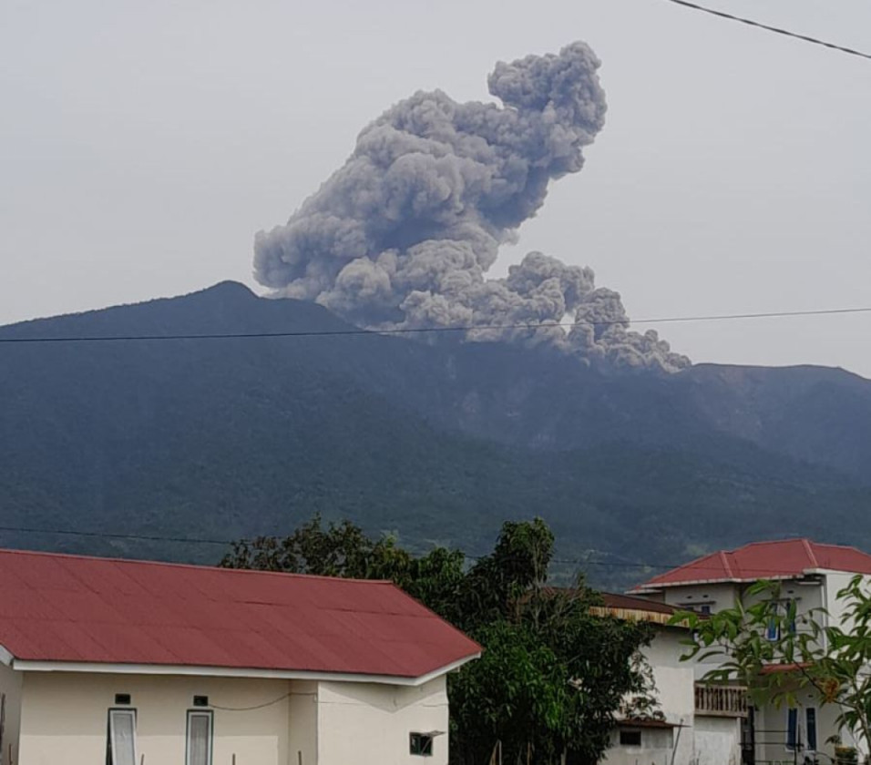 Gunung Marapi Sumbar Kembali Erupsi, Kolom Abu Capai 1.500 Meter