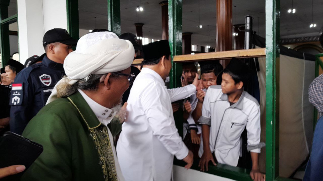 Prabowo Subianto Lakukan Kampanye Perdana di Ponpes Miftahul Huda Tasikmalaya: Para Santri Shalawatan