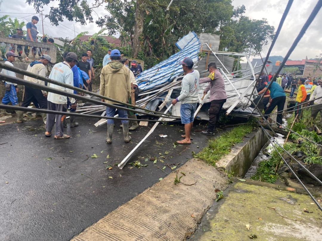Angin Puting Beliung Terjang Desa Sumber Urip, 30 Rumah Rusak